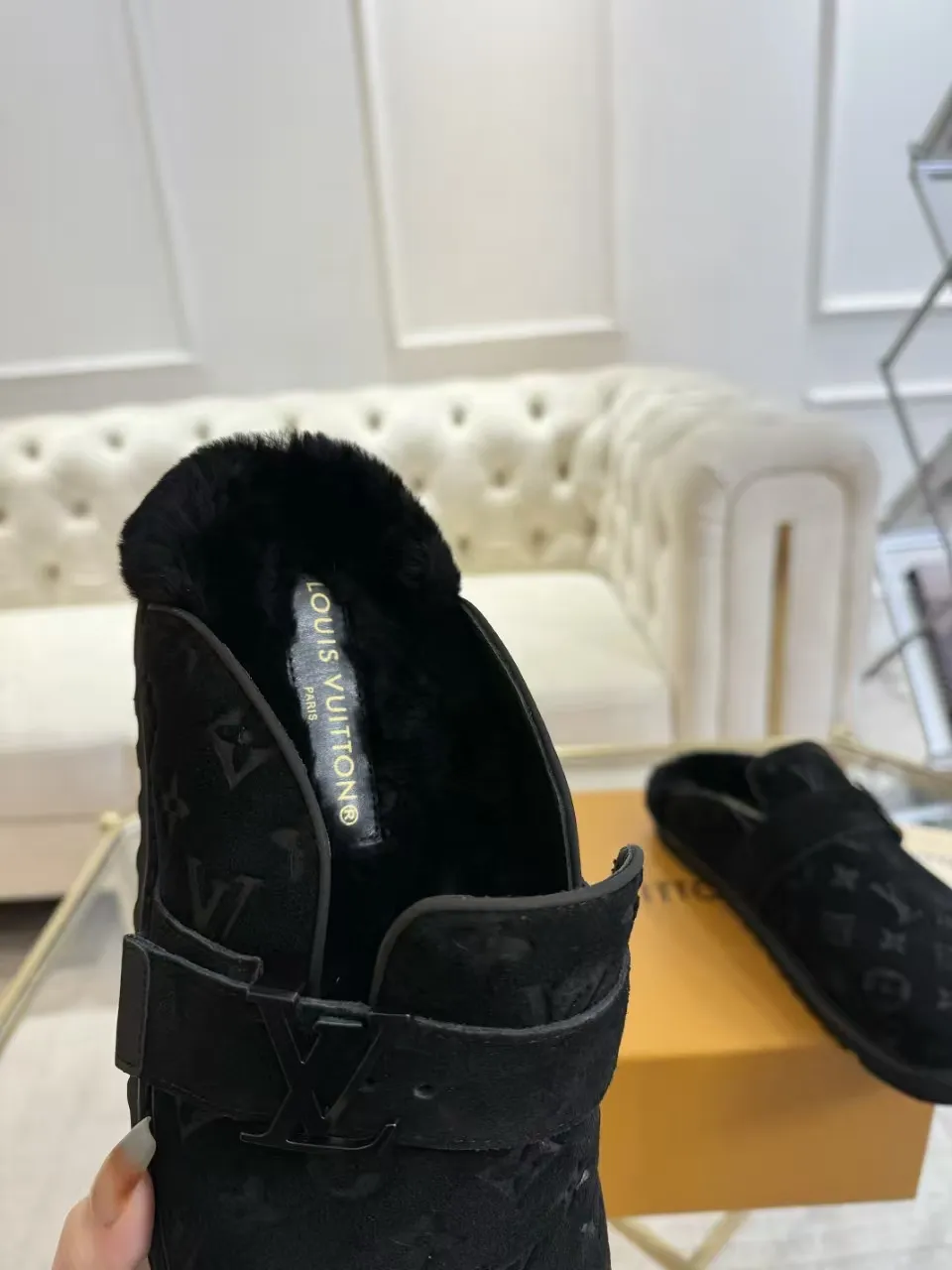 p600✨ LV Couple’s Wool Slippers｜Full of high-end feel, the soles of your feet are luxurious✨ We have achieved the ultimate restoration of the "higher version" of this pair of LV classic toe-toe slippers! 👫💫 🌟 The core advantages are clear at a glance: ✔️ Original jacquard + cowhide fabric, delicate texture, high-end at first glance; ✔️ 280% pure wool lining, wearing barefoot is like stepping on clouds ☁️, soft and skin-friendly and not sweaty; ✔️ Non-slip rubber bottom + three-dimensional toe design, super stable for walking, fashionable and practical!  👀 Must-have attention to detail: Belt buckle + classic LV presbyopic elements, revealing the aura of a big-name brand in a low-key manner ~ Whether it is a couple dating or a trip with besties, both of them are the focus when they go out👟💖 ✨ Easily match the wardrobe: jeans + sweaters, lazy and casual style ✔️ Coat + skirt, refined and elegant ✔️ One pair of shoes can handle a variety of styles, and the sense of luxury is never artificial ~ #LV slippers #couple outfit #High-End Customization #Quality Shoes Recommendation Fabric: Yangjing/classic jacquard fabric Lining: Imported wool lining Sole: Original rubber sole Size: Female 35-41 Male 38-46